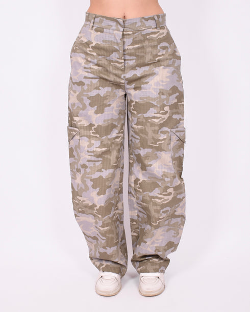 Camo balloon pants light washed