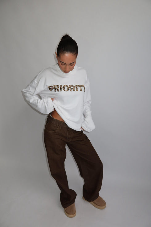 prioity leopard logo longsleeve white