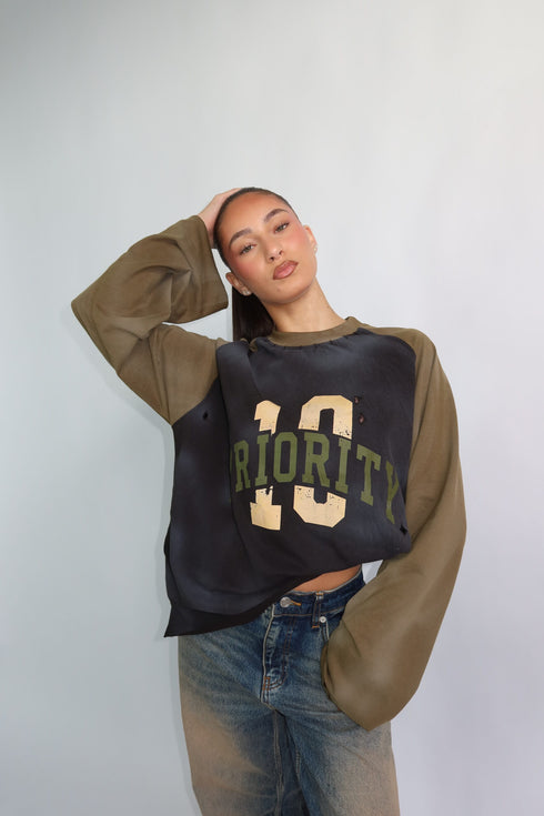 Priority ‘10’ Distressed Longsleeve arme green