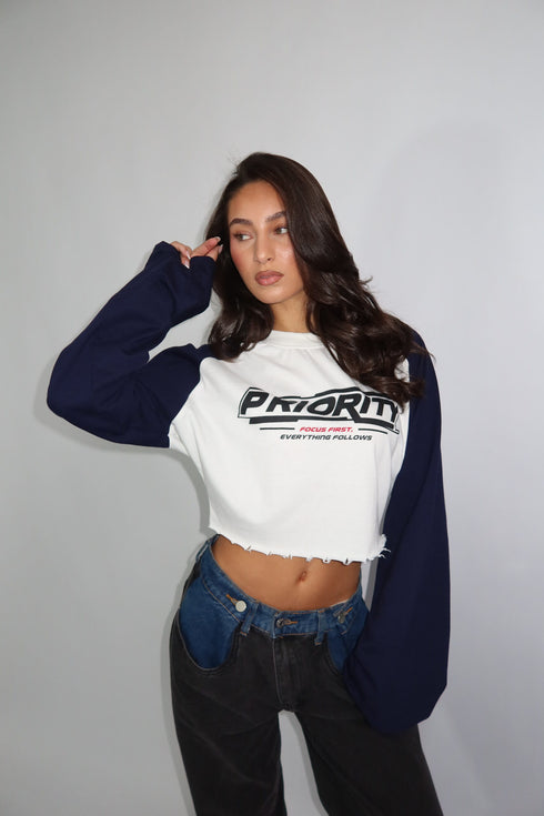 Priority focus Cropped longsleeve navy pre-order 29/8